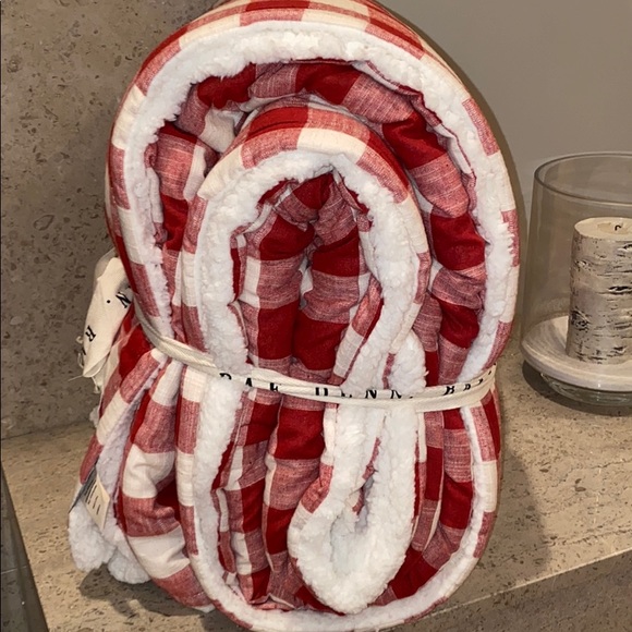 Rae Dunn “Merry” Sherpa Queen Blanket With Patch - Picture 13 of 14